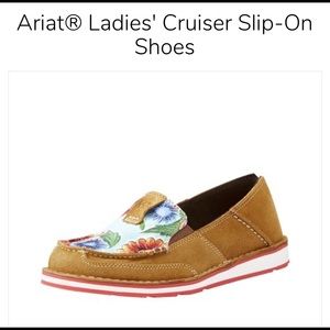 Adorable Ariat Cruiser- tan and turquoise floral